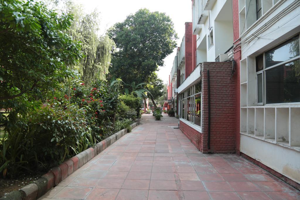 Blue Triangle Family Hostel New Delhi Bagian luar foto