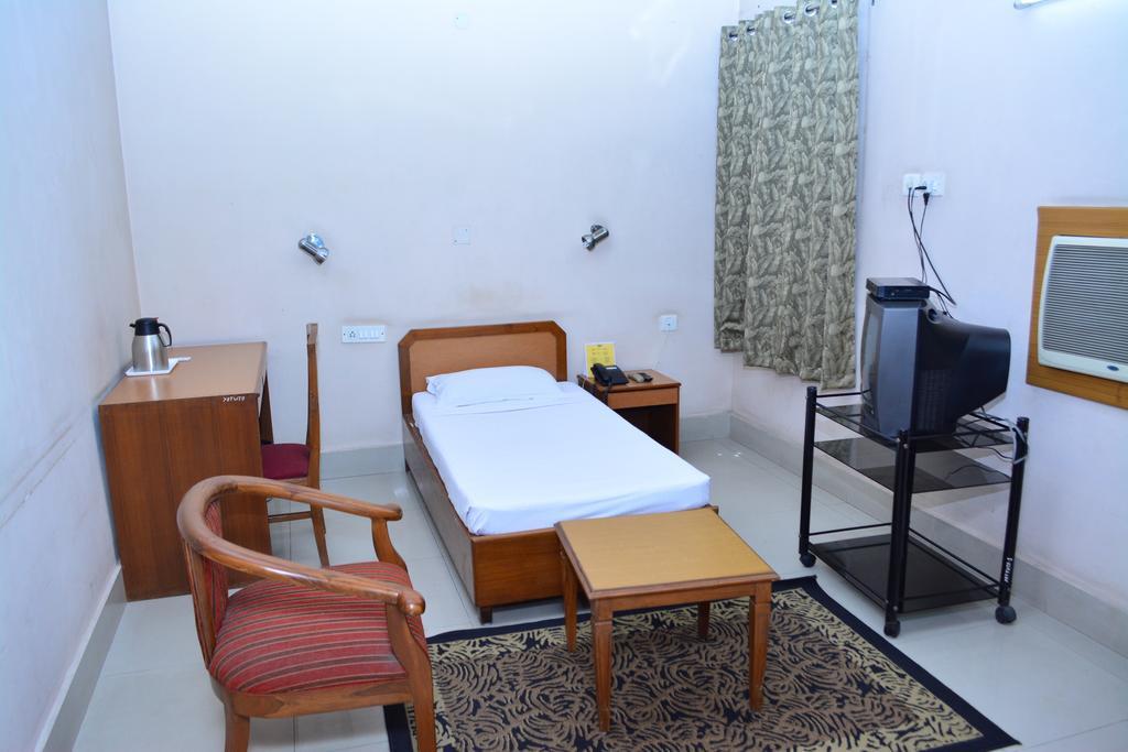 Blue Triangle Family Hostel New Delhi Bagian luar foto