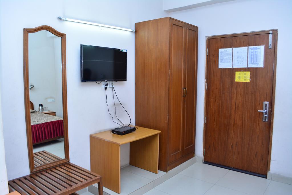 Blue Triangle Family Hostel New Delhi Bagian luar foto